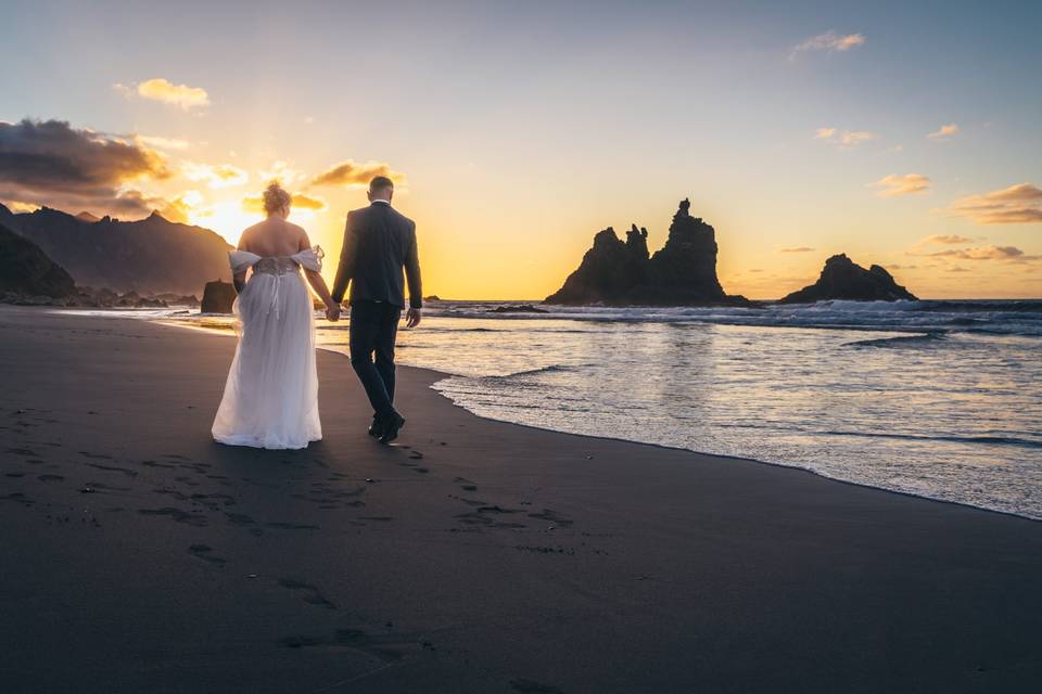 Postboda en Benijo al atardece