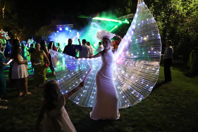 Novia con alas de led