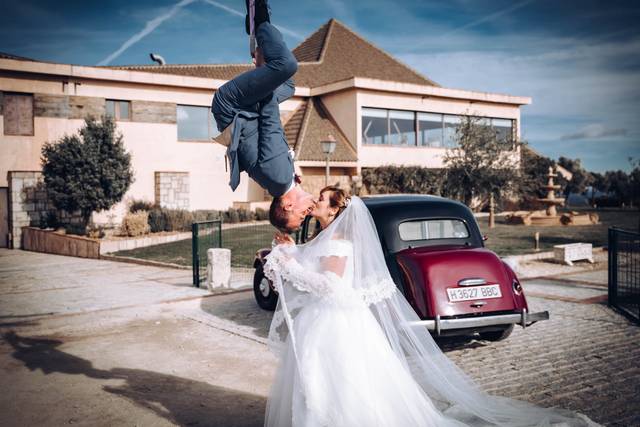 Spierman y Spiderwoman beso