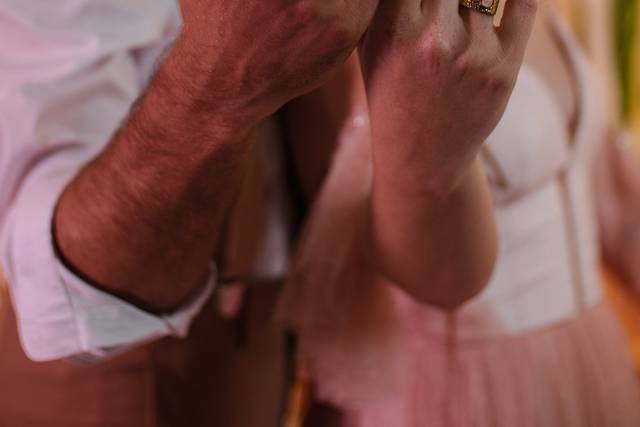 Fotografía de novios con anill