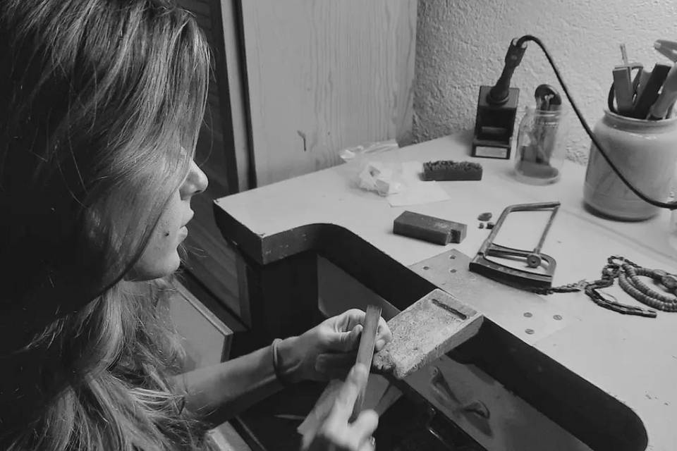 Júlia diseñando joyas