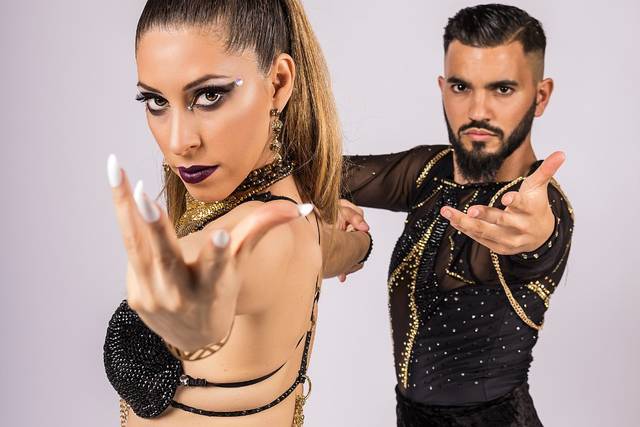 Bailarines latinos