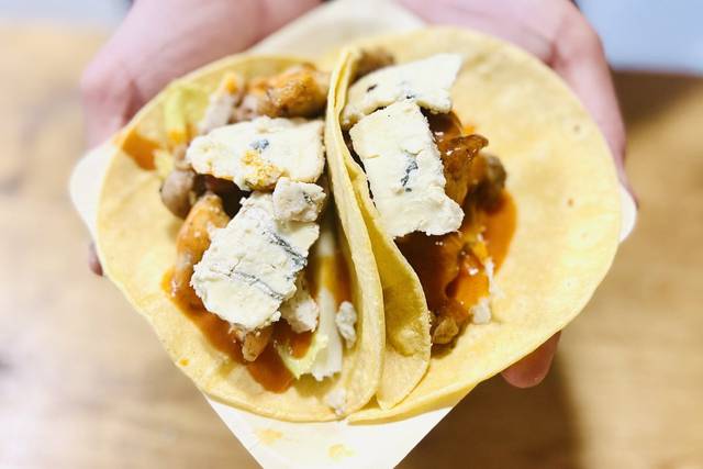 Taco buffalo y queso azul