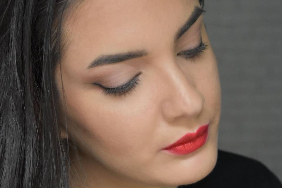 Makeup natural y labios rojos