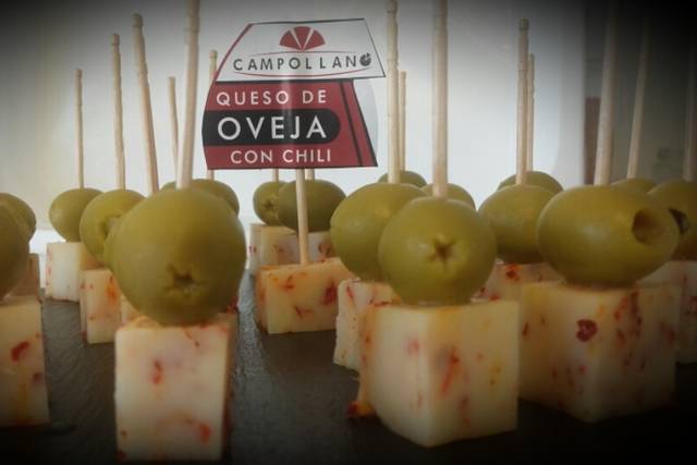 Queso con chili y aceitunas
