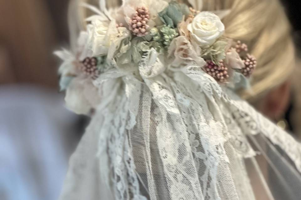 Novia con tocado y velo mantilla