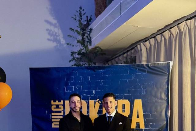 Un stand con productos