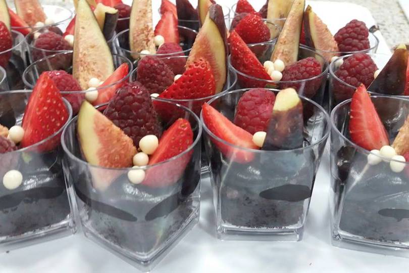 Vasitos de choco y fruta