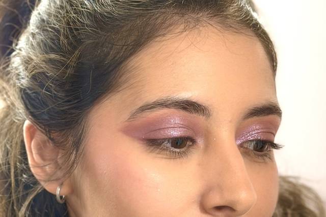Maquillaje rosado con brillos