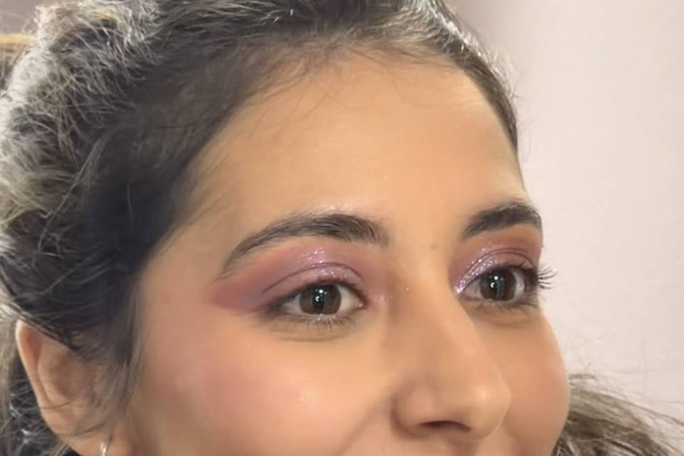 Maquillaje rosado con brillos