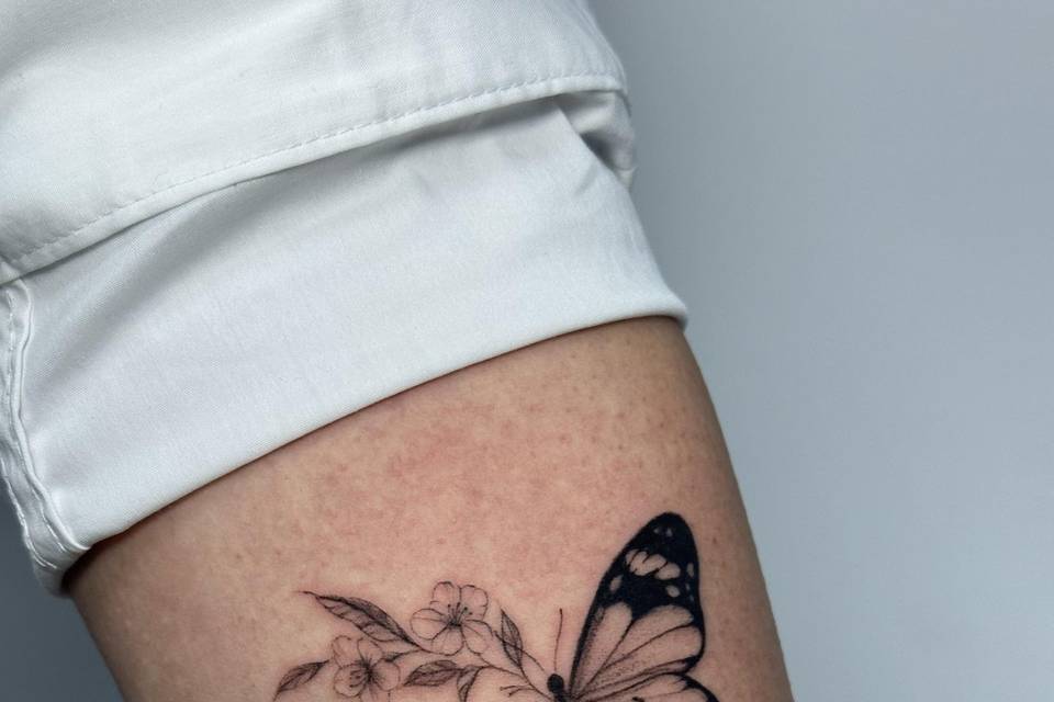 Mariposa con flores