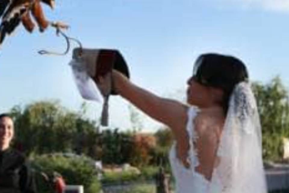 La novia recibiendo los anillos