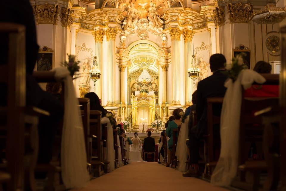 Pareja en la iglesia