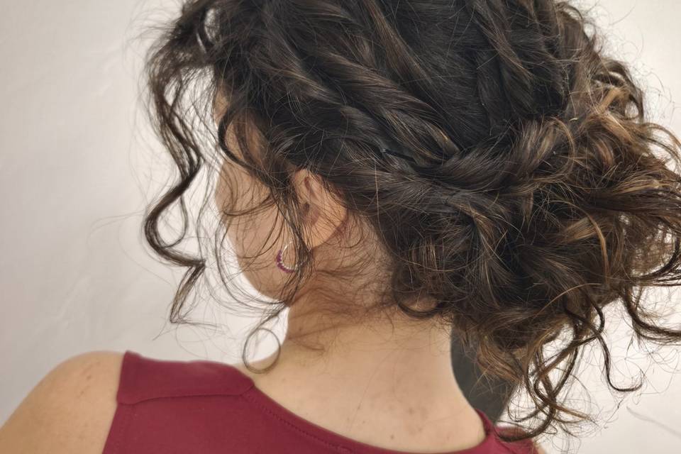 Recogido cabello rizado