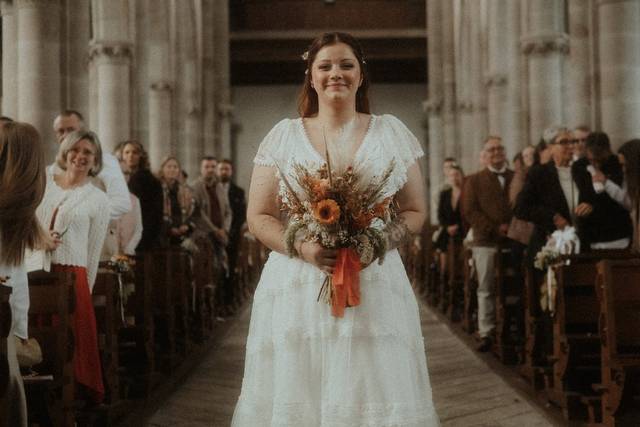 Novia entra en la iglesia