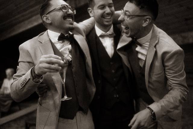 El novio y los amigos celebran