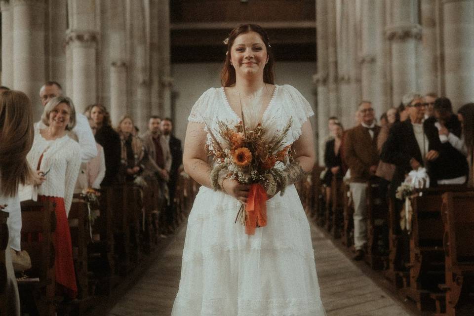 Novia entra en la iglesia