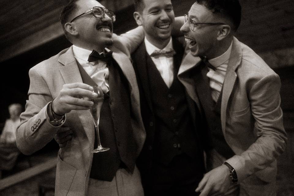El novio y los amigos celebran