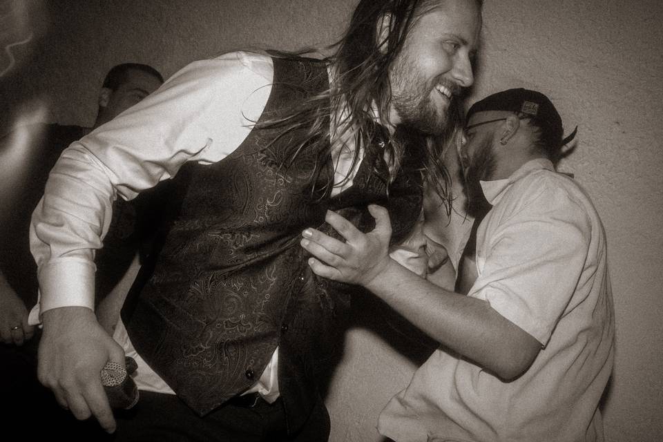 Novio metal en fiesta de boda