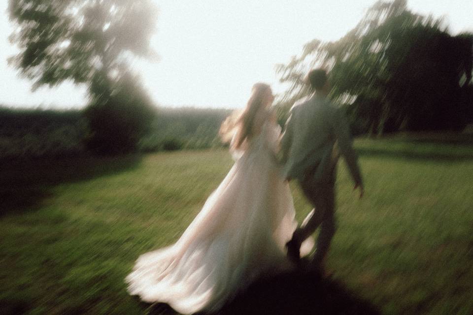 Novios corriendo