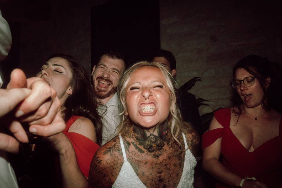 Novia metalera de fiesta