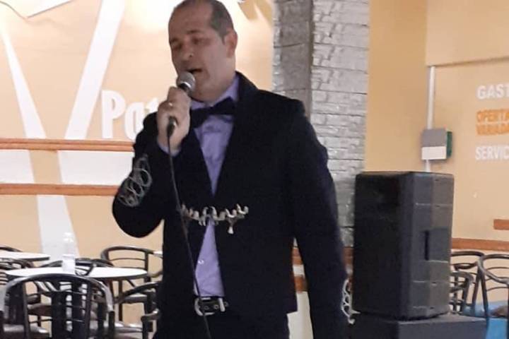 Cantando mariachi