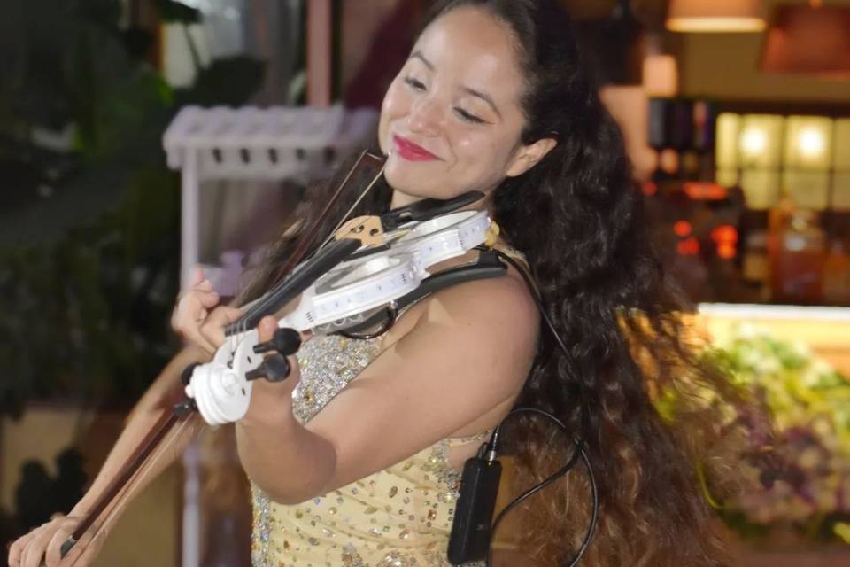 Angie Harumi Violinista