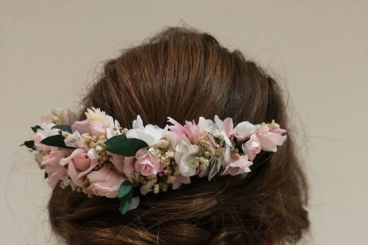 Recogido sofisticado con flores