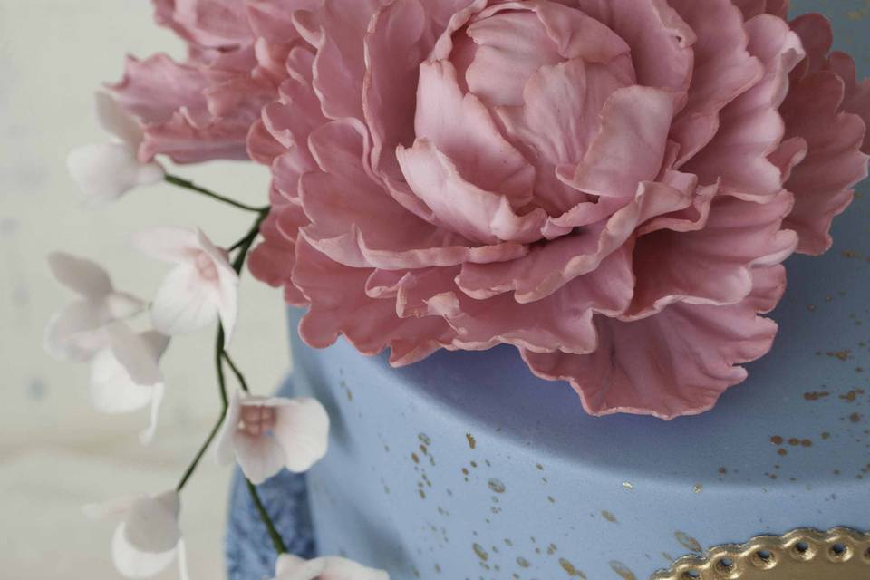 Tarta con peonias de azúcar