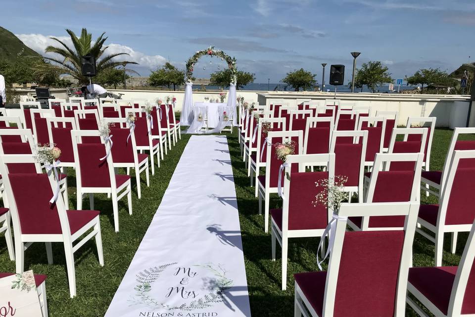 Camino al altar con vistas al mar