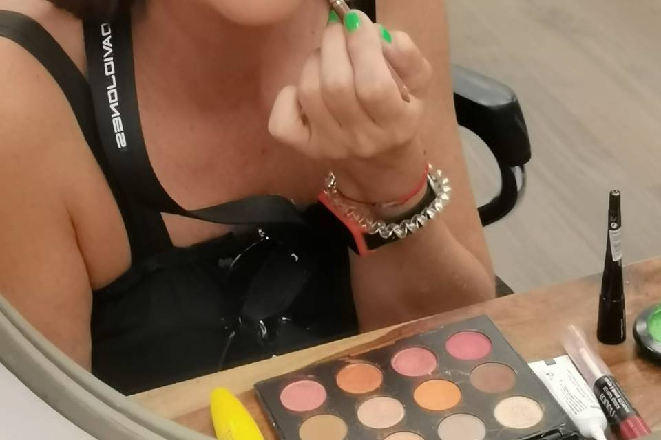 Peinado de invitada y maquillaje