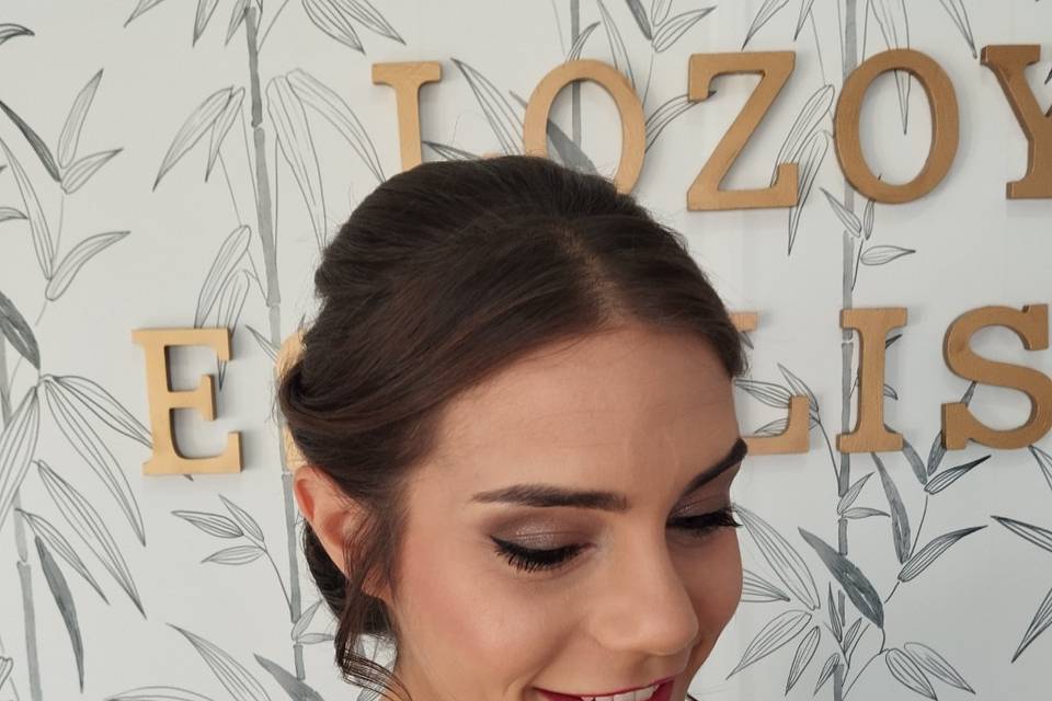 Maquillaje y recogido