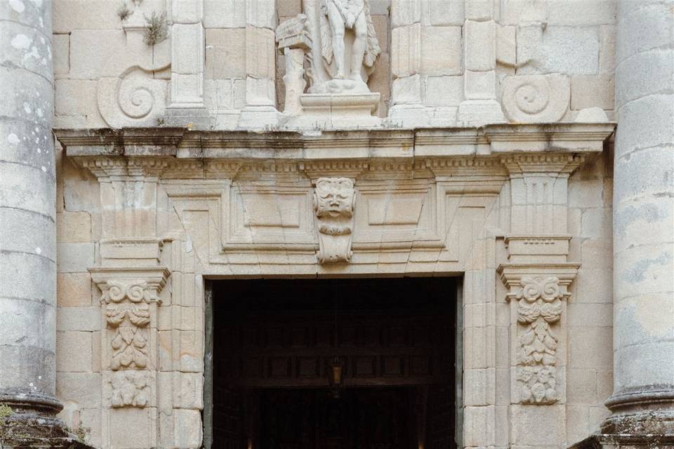 Pilares entrada iglesia