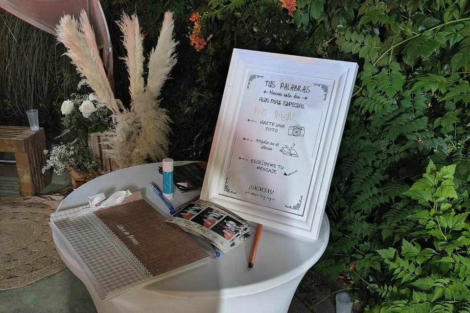 Mesa con libro de firmas