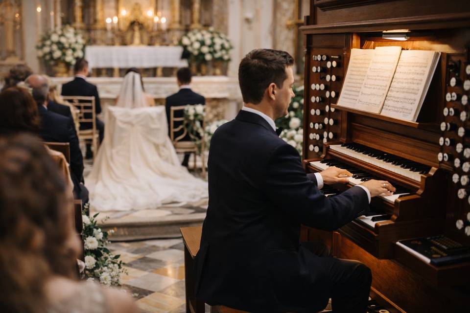 Organista tocando en la boda