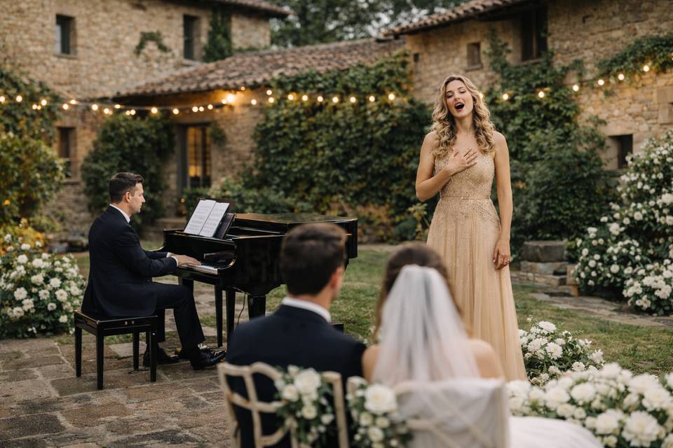 Soprano y piano en jardín casa