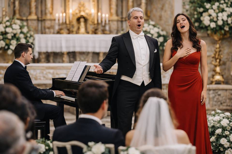 Javier y Marina cantando boda