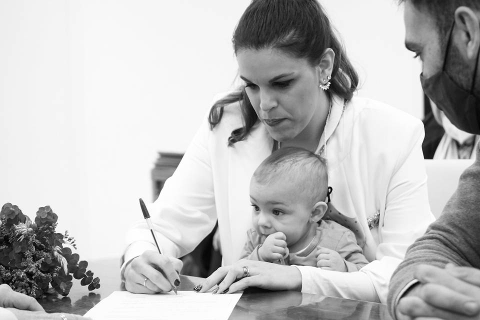 Anna, Ginés y Àsia firmando