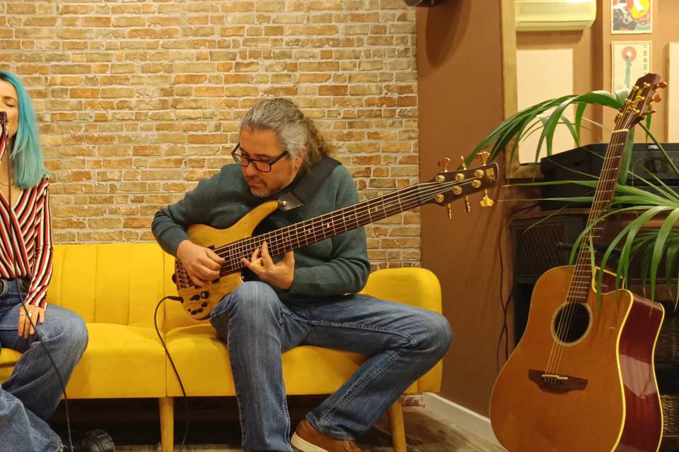 Veriones a guitarra y bajo