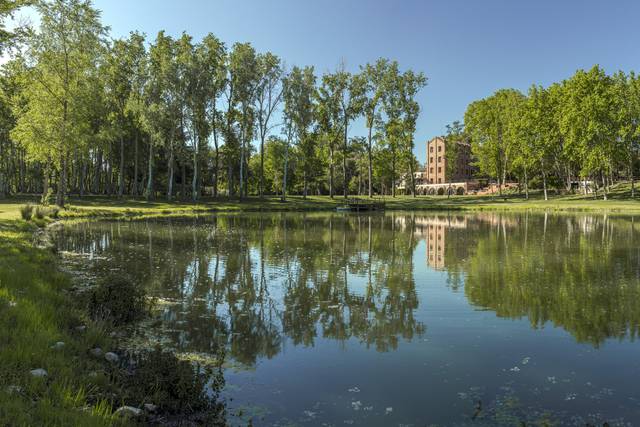 La Farinera con el lago