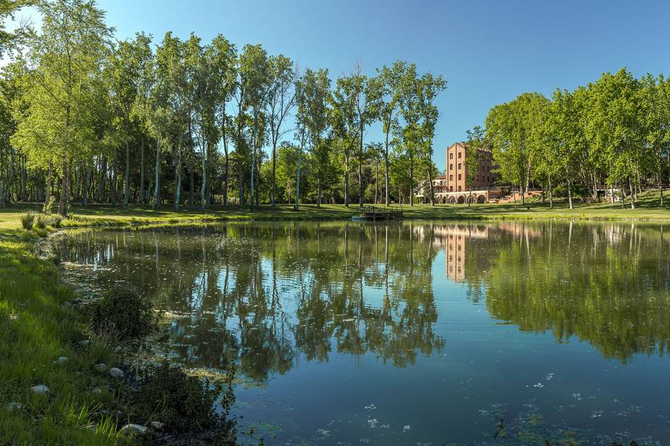 Lago con la Farinera de fondo