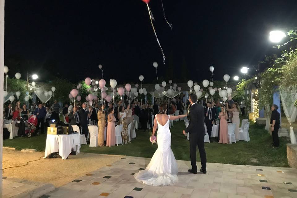 Suelta de globos novios