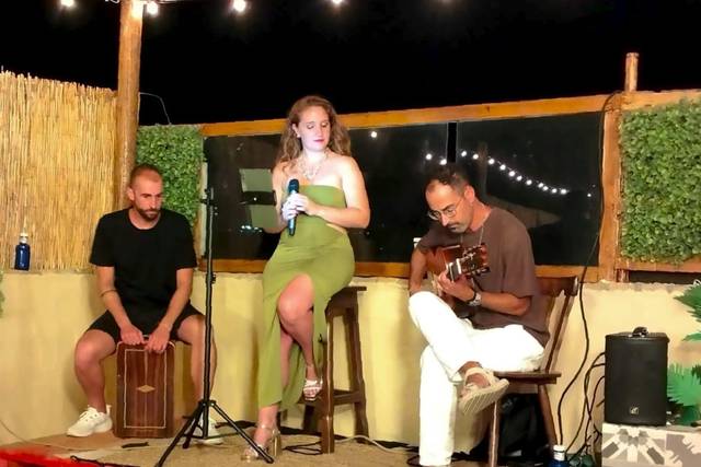 Ritmo, guitarra y voz en vivo