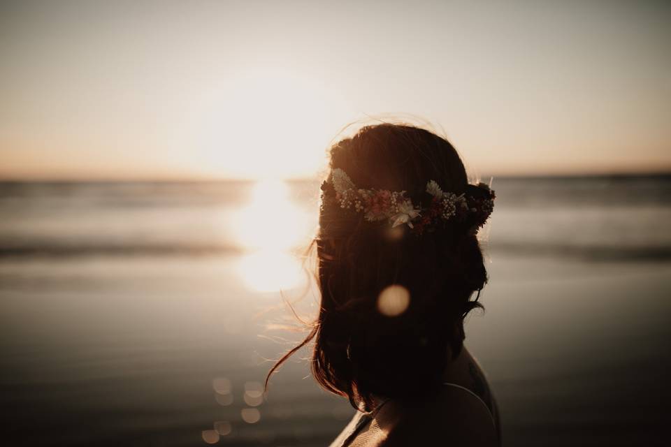 Novia al atardecer en la playa