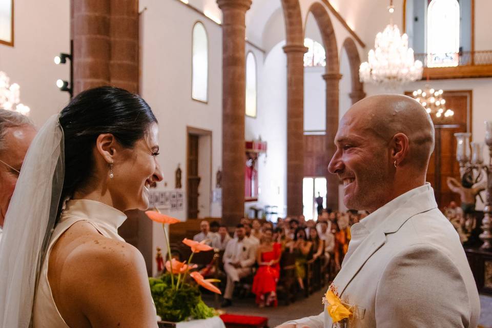 Novios casándose