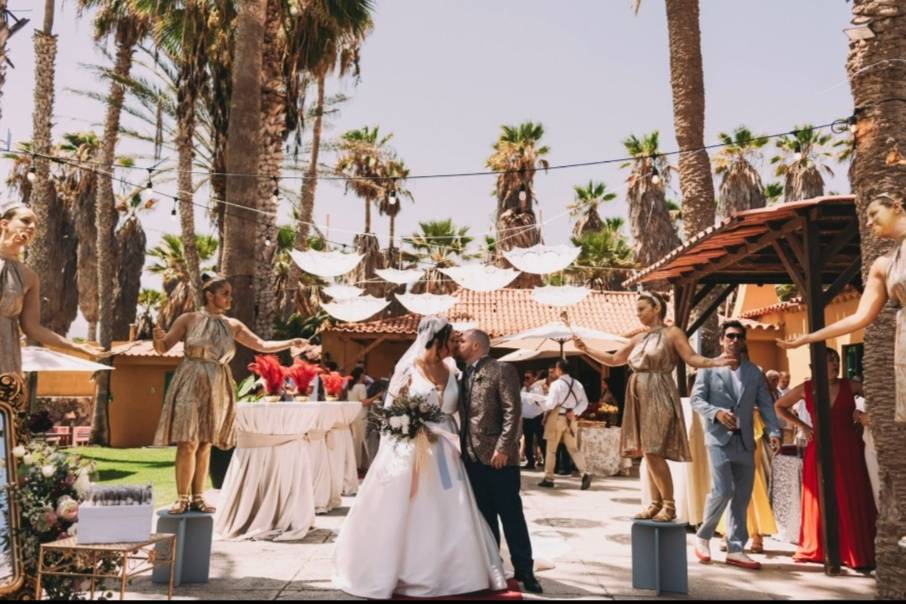 Novios posando con estátuas
