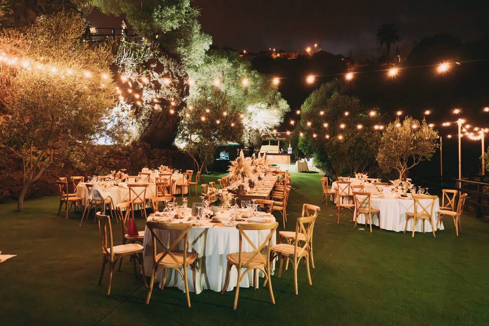 Zona banquete al anochecer