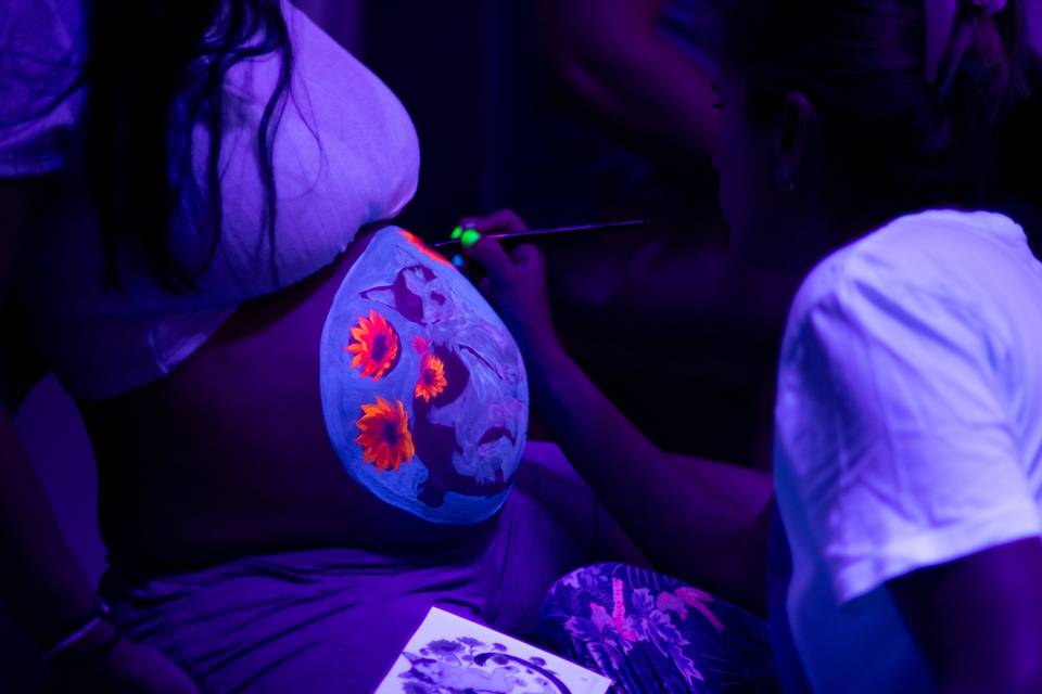 Realizando belly painting