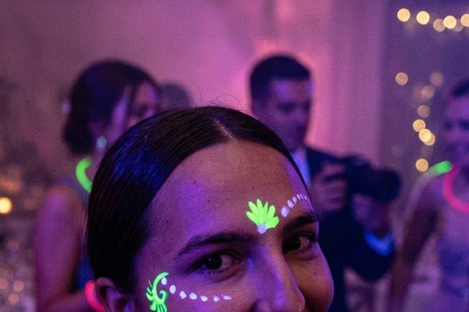 Maquillaje neón puntos