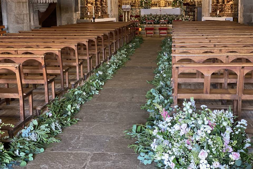 Pasillo iglesia y altar